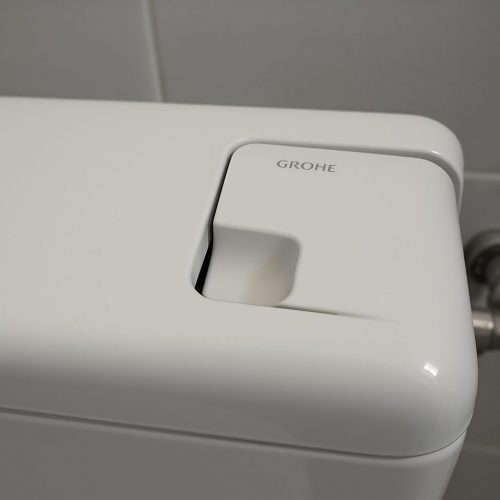 Spültaste klemmt - hängen gebliebene Spültaste - Toilette spült nicht - Toilette läuft -Sanitär Notdienst Fabeos
